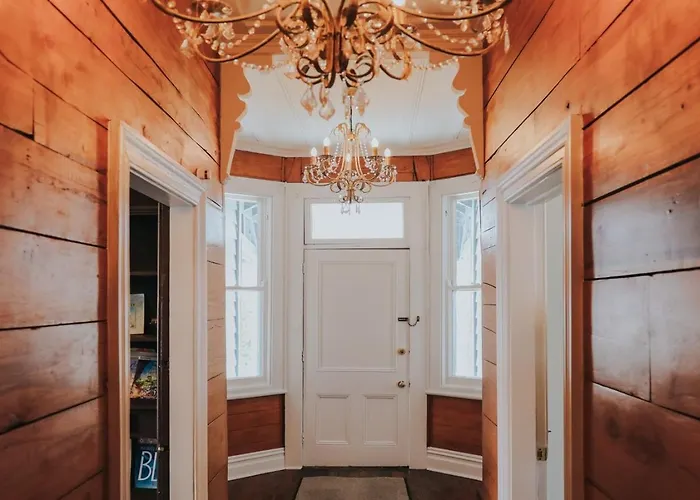 Heritage | Walk To Town, Sleeps 6