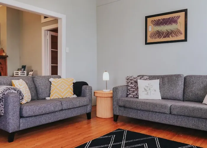 Heritage | Walk To Town, Sleeps 6