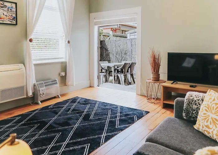 Heritage | Walk To Town, Sleeps 6