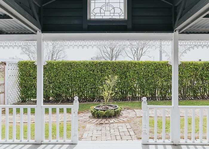 Heritage | Walk To Town, Sleeps 6