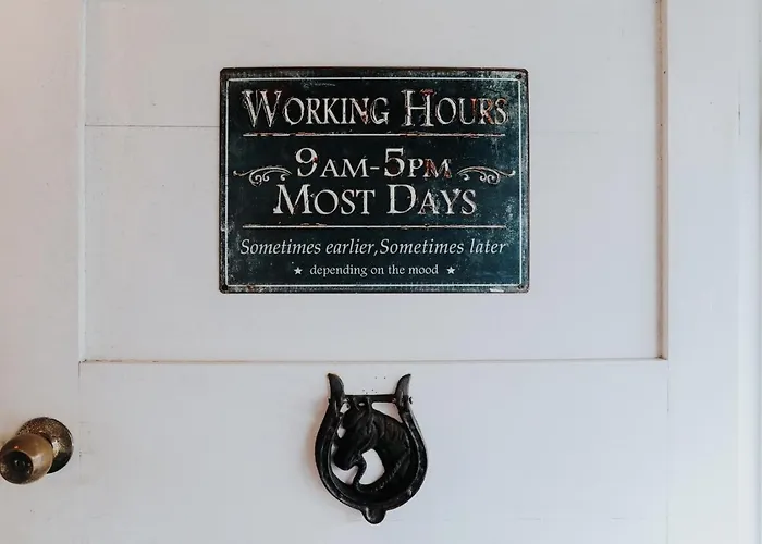 Heritage | Walk To Town, Sleeps 6 *